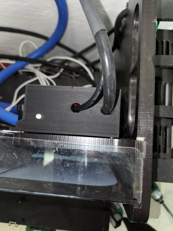 This little black box is the part of the combi-boilder adaptor that connectos to the back of the hug Hydronics in floor heating tank